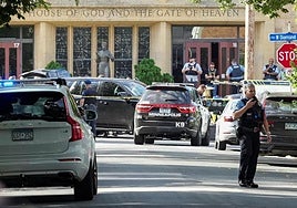 Un joven mata a tiros a dos niños y causa 17 heridos durante una misa en una escuela católica de Mineápolis