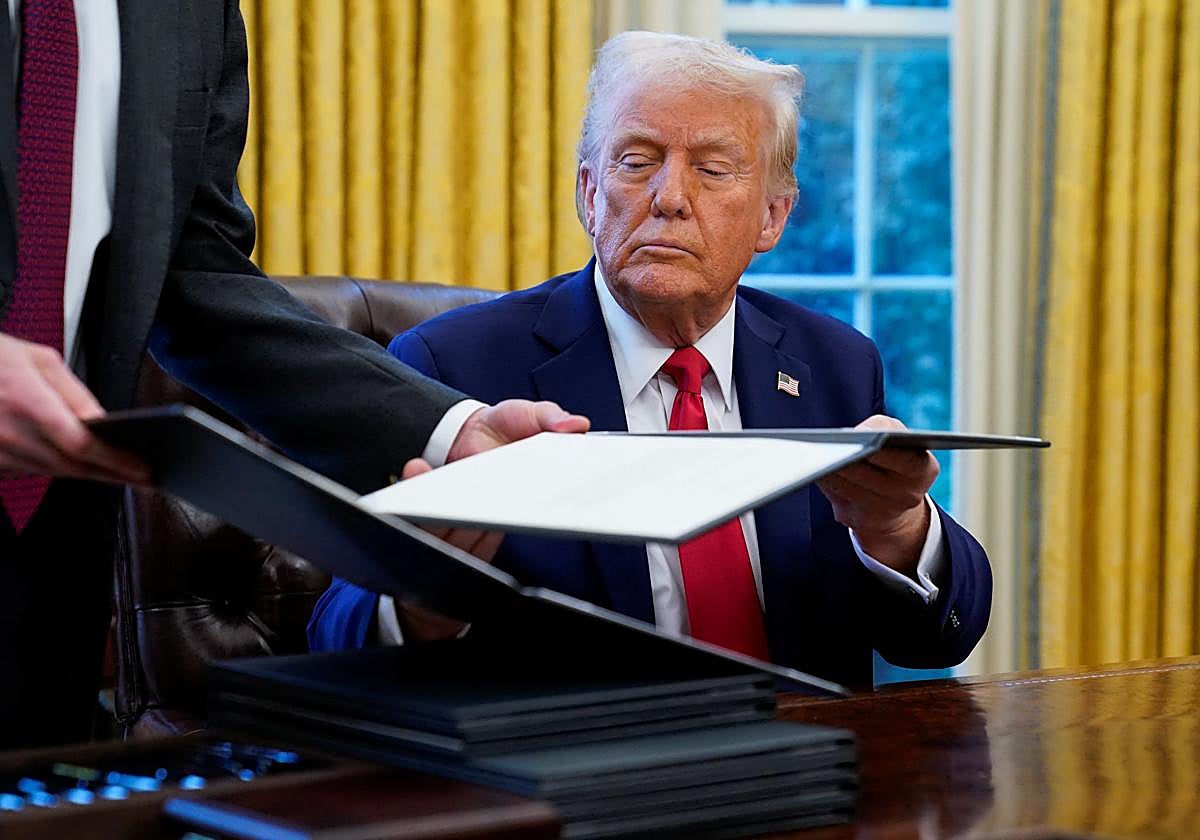 El presidente de Estados Unidos, Donald Trump, sostiene un documento en la Casa Blanca, en Washington.