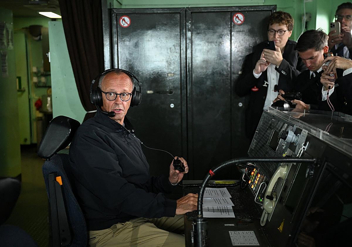 Friedrich Merz, canciller alemán, a bordo de la fragata Bayern en el mar Báltico