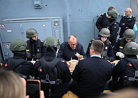 Imagen secundaria 1 - El canciller observa maniobras navales en el Báltico y comparte una comida con la tripulación durante su visita, en un gesto de respaldo a la Marina