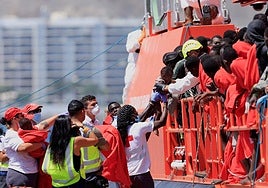 Caminando Fronteras denuncia el naufragio de un cayuco rumbo a Canarias, con 18 supervivientes y 49 cadáveres recuperados