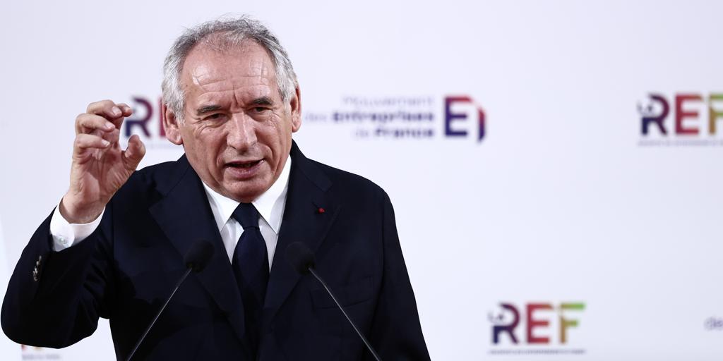 El primer ministro francés señala a los 'boomers' por «condenar de por vida a los jóvenes a pagar su deuda»