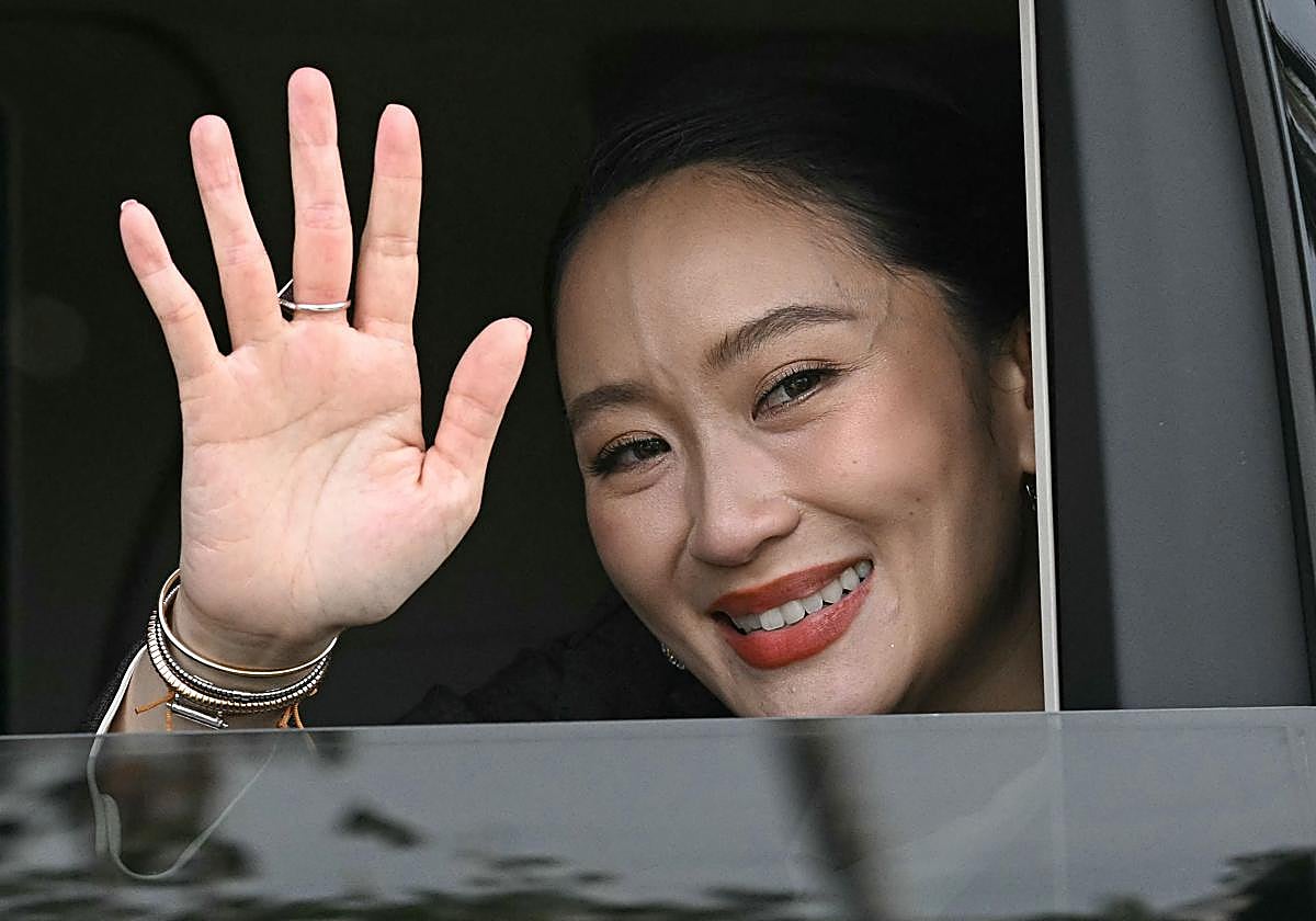 Paetongtarn Shinawatra saluda desde un coche tras abandonar el palacio presidencial