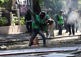 La muerte de un joven atropellado por la Policía desata nuevas protestas en Indonesia