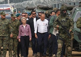 Von der Leyen defiende una «Ucrania bien armada» durante su viaje a la frontera polaca con Bielorrusia