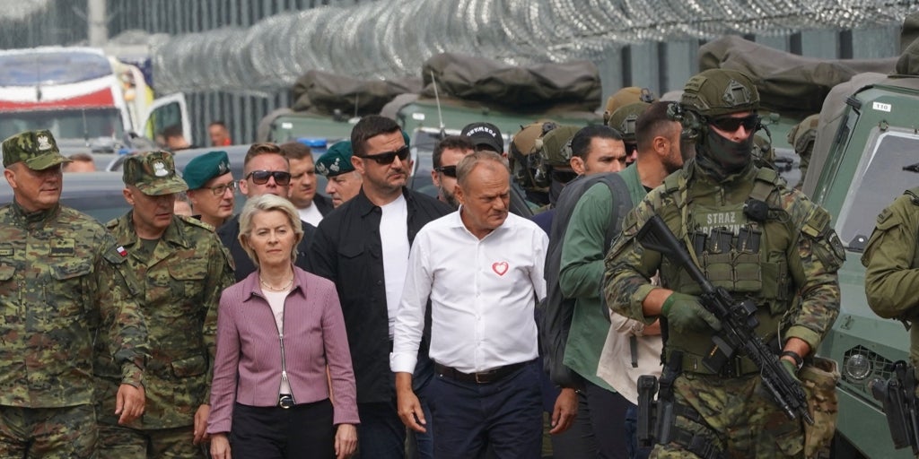 Von der Leyen defiende una «Ucrania bien armada» durante su viaje a la frontera polaca con Bielorrusia