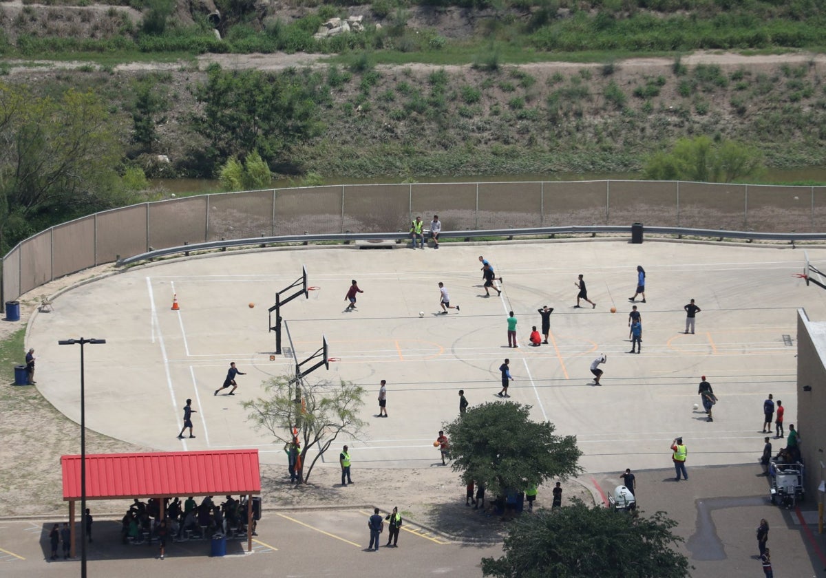 Niños migrantes pasan tiempo en un área de recreación afuera de Casa Padre, un refugio para inmigrantes menores no acompañados, en Brownsville