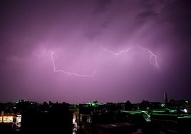 Muere fulminado por un rayo cuando salió a dar de comer a su perro en mitad de una tormenta