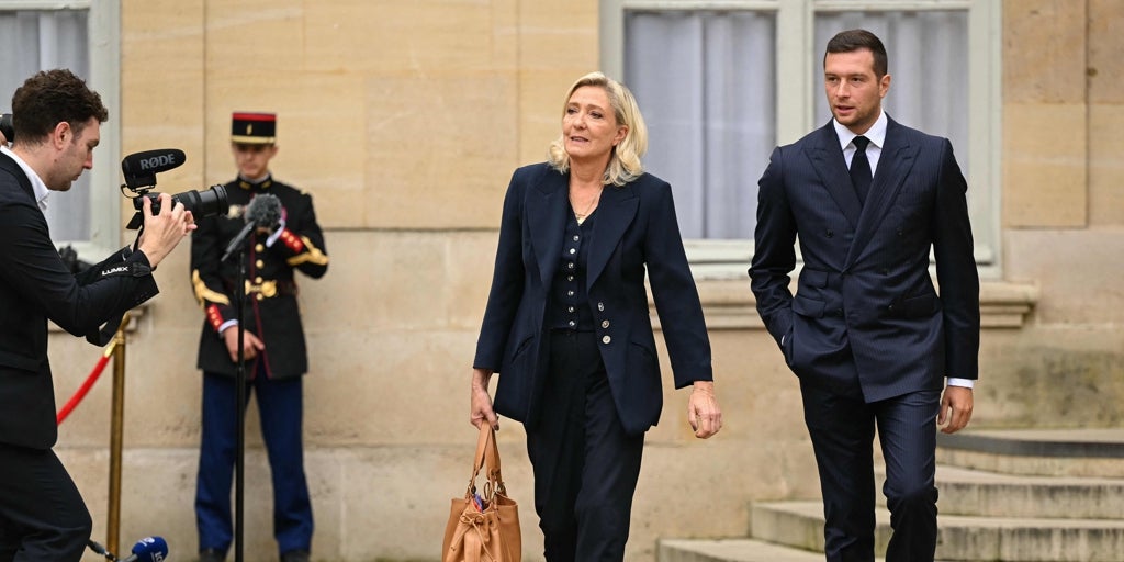 Le Pen, tras reunirse con Bayrou: «Pedimos una disolución ultrarrápida de la Asamblea Nacional»