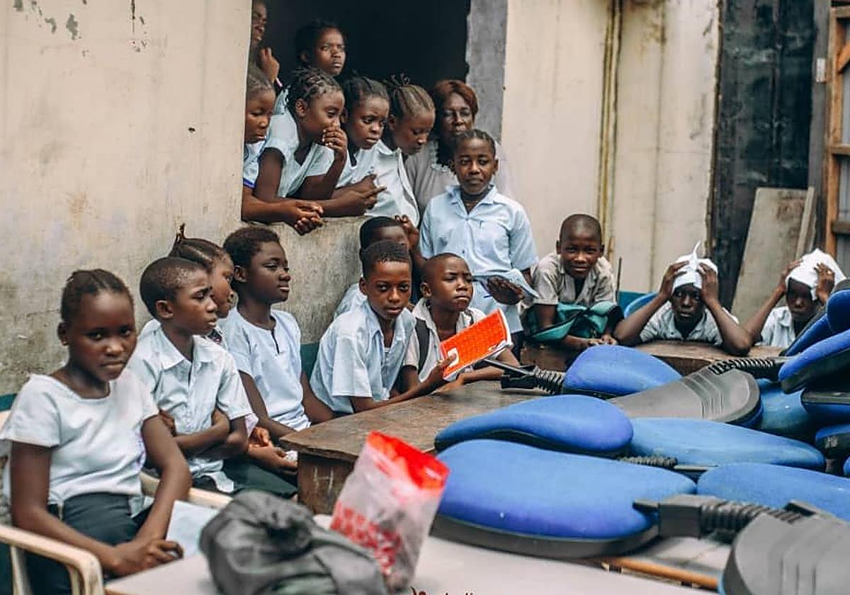 Un grupo de niñas y niños son atendidos por la fundación Pakadjuma Résilience