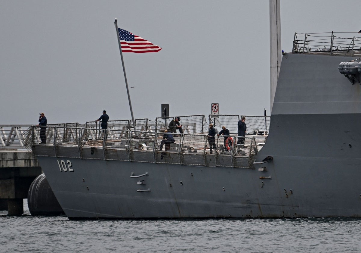 Tripulantes del buque de guerra USS Sampson, parte de la flota desplegada por Trump, en Panamá