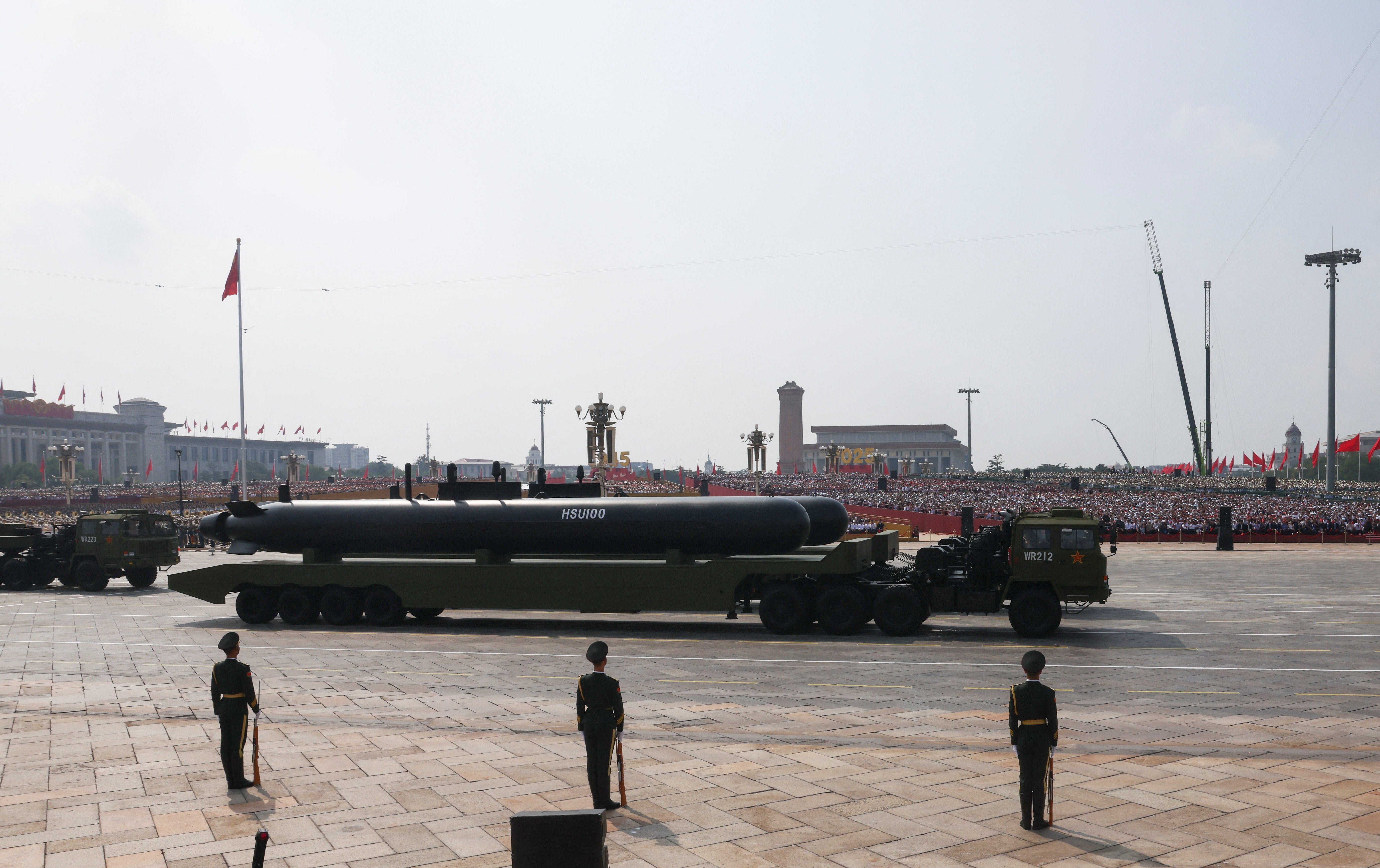 Torpedos y misiles muestran poderío militar de China durante el desfile