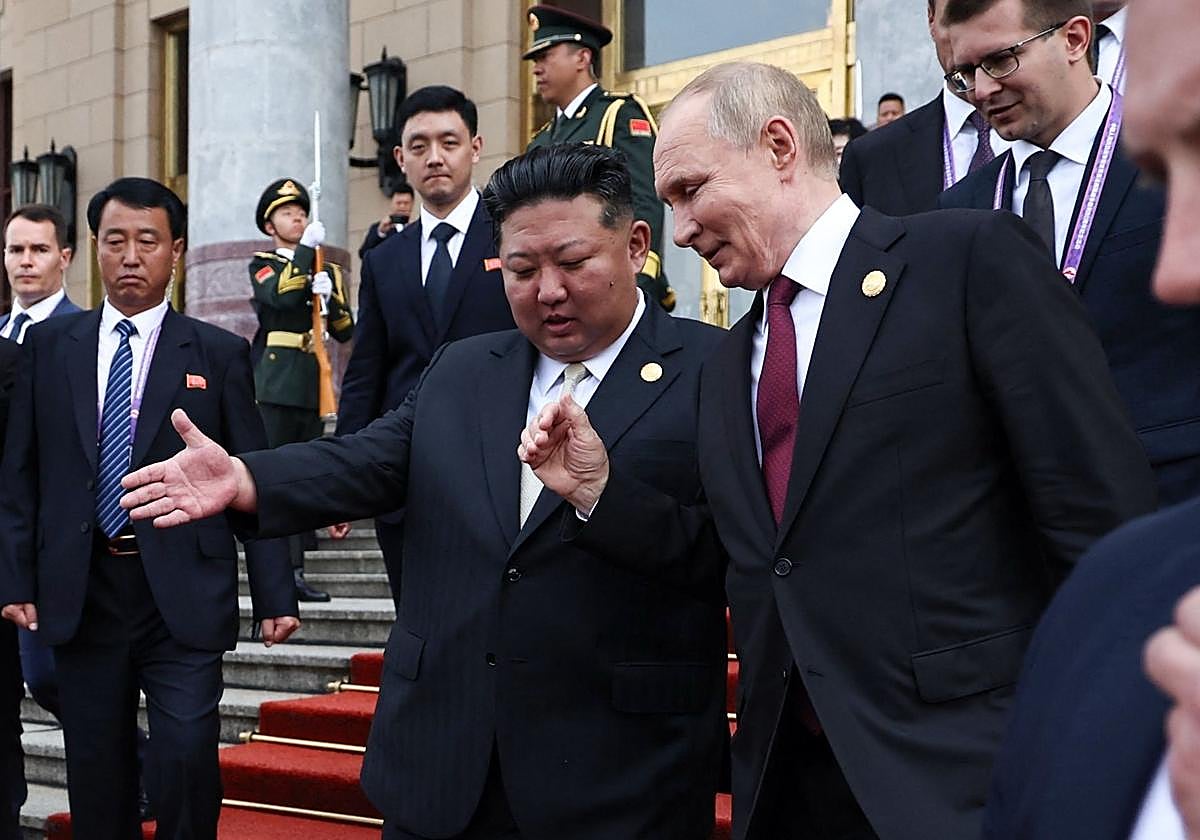 Kim Jong Un y Vladimir Putin, tras su encuentro en Pekín (China)