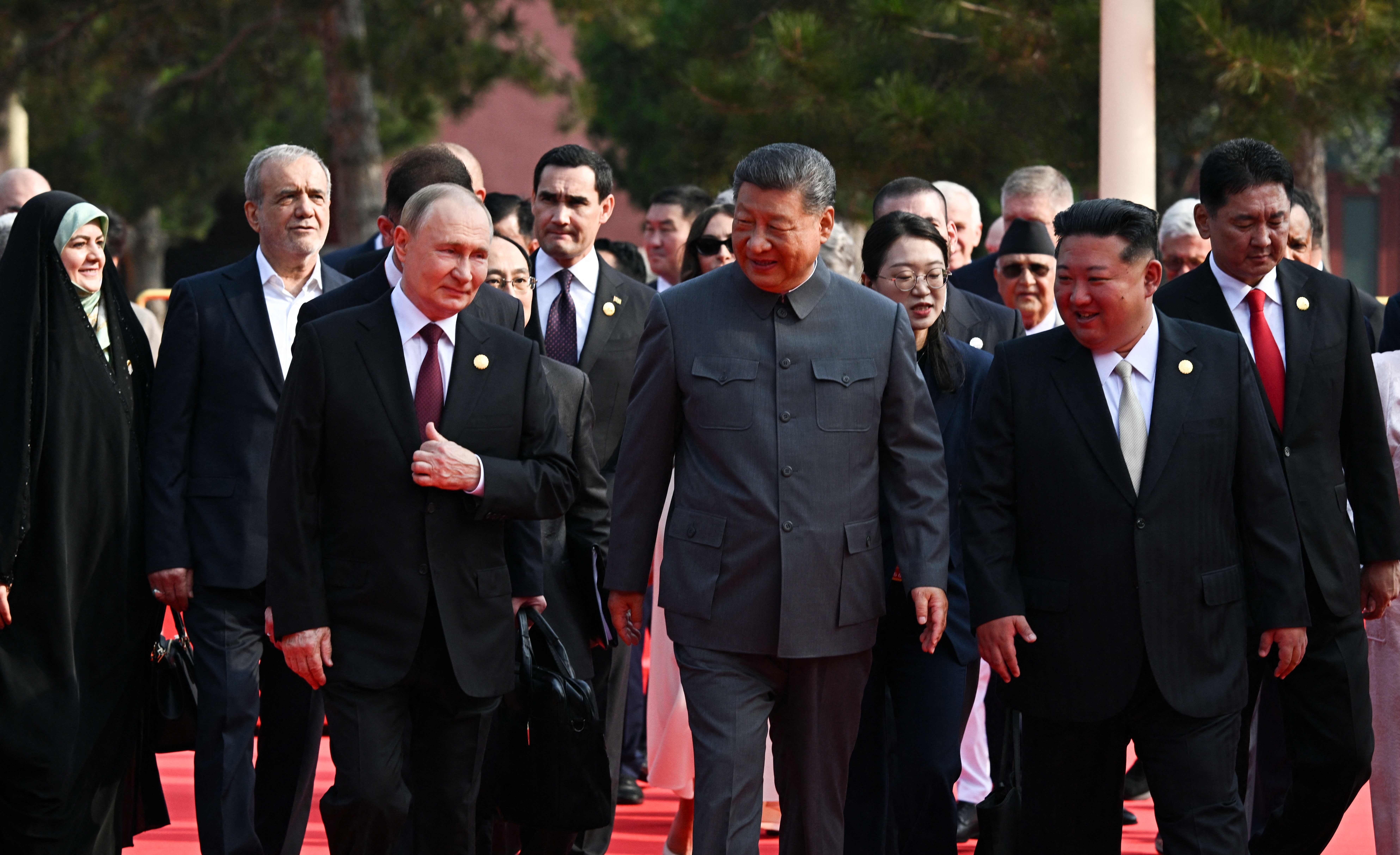 Vladimir Putin, Xi Jinping y Kim Jong Un, momentos antes del comienzo del desfile militar
