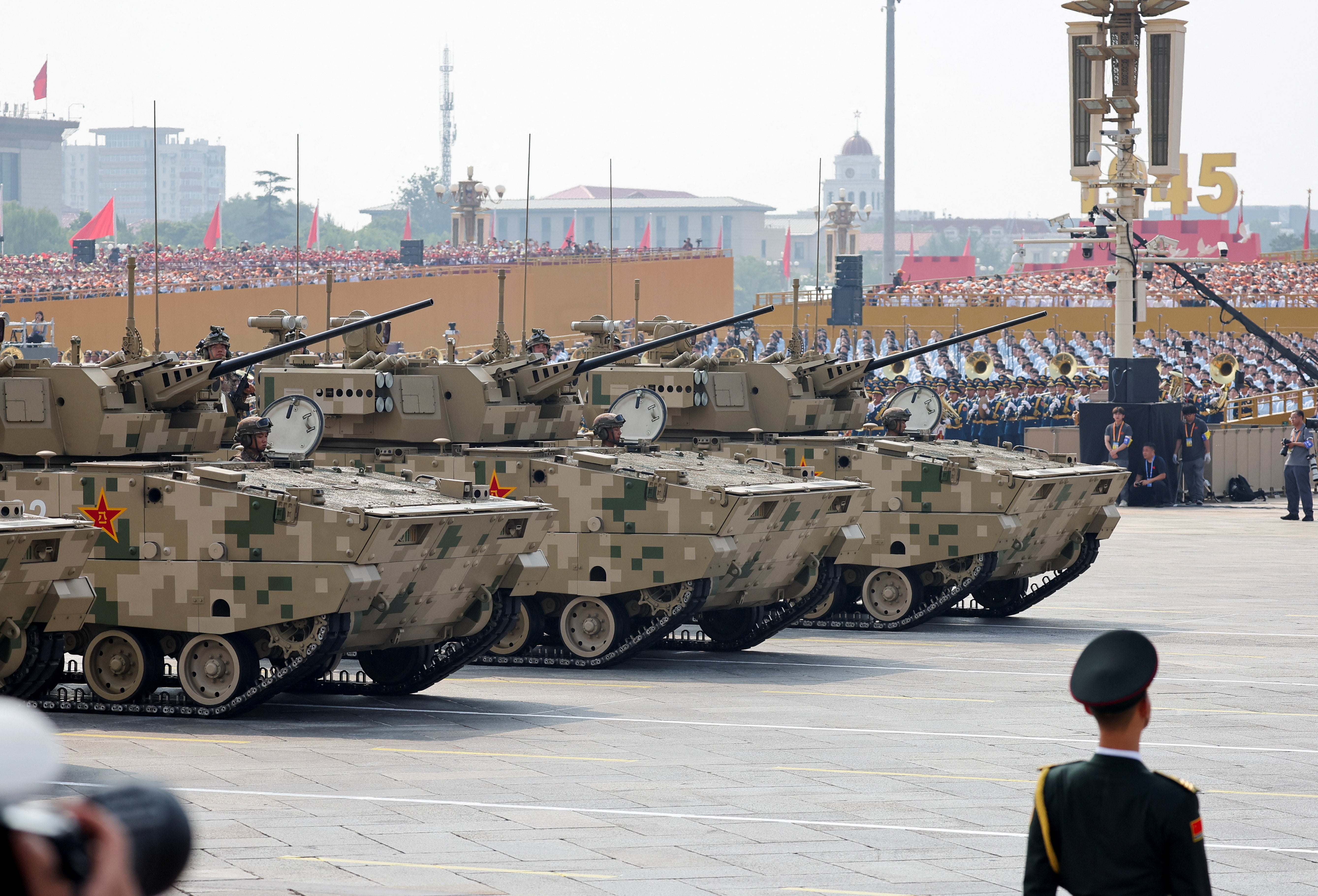 Tanques chinos avanzan en la histórica plaza de Tiananmén