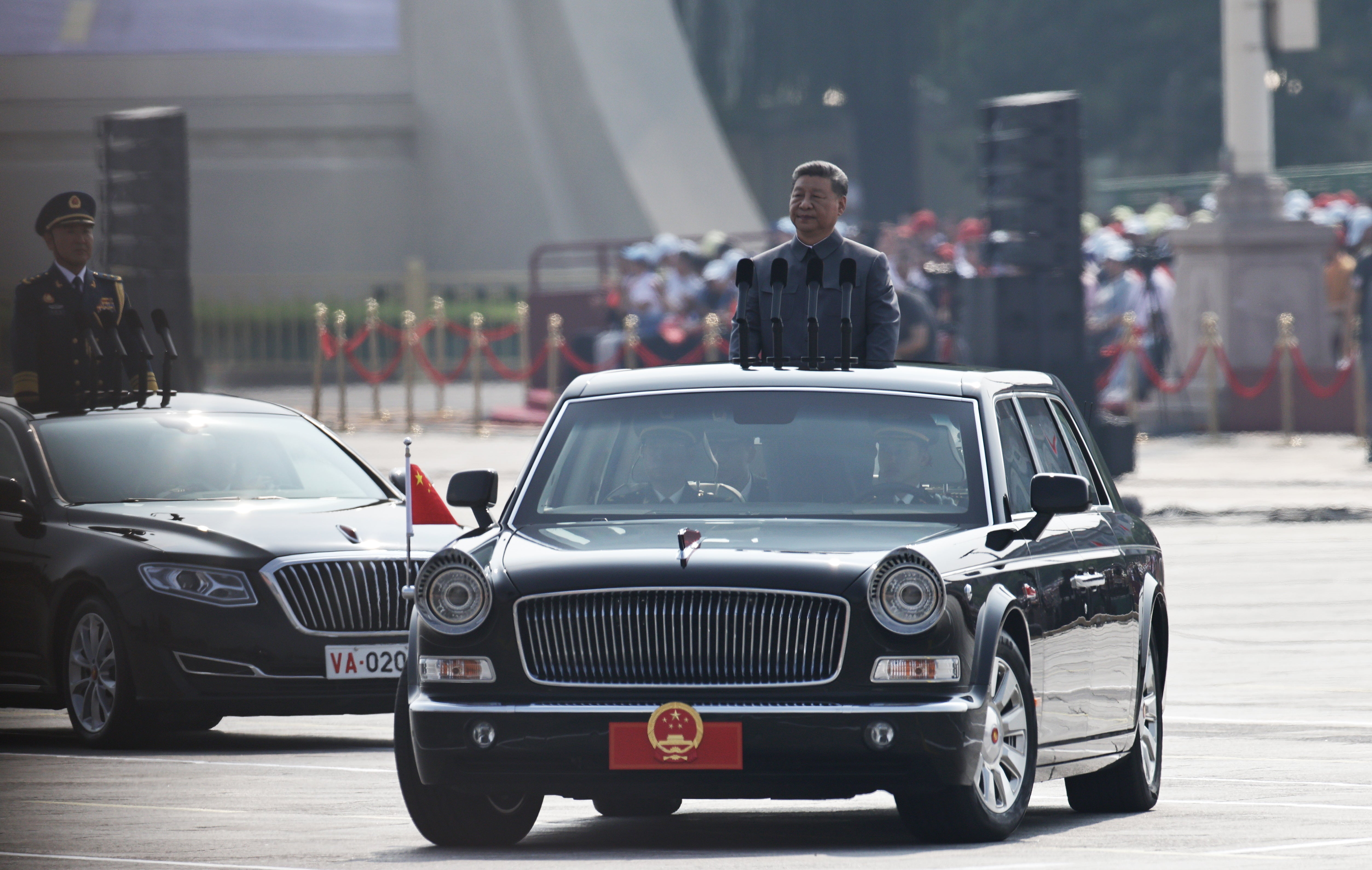 El líder chino Xi Jinping pasea en coche hasta el centro de la plaza de Tiananmén para dar su discurso