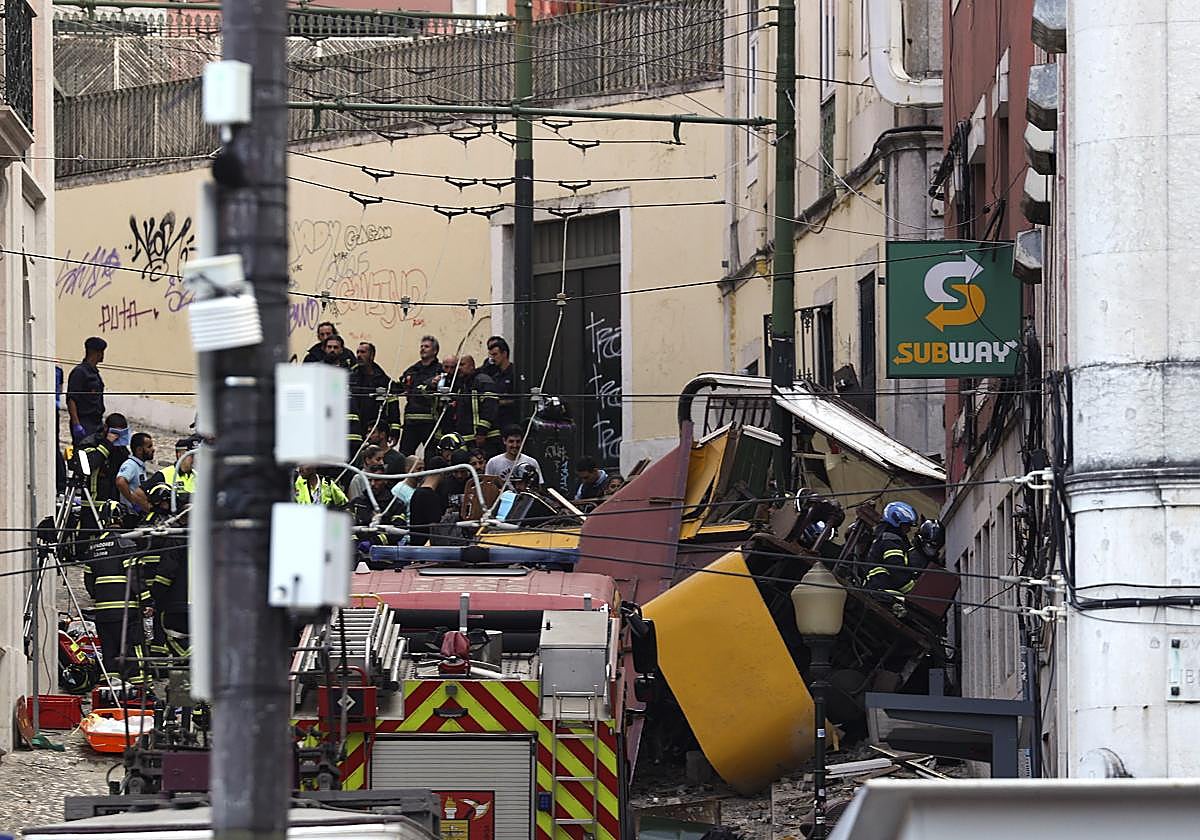 Equipos de rescate, tras el accidente del funicular.