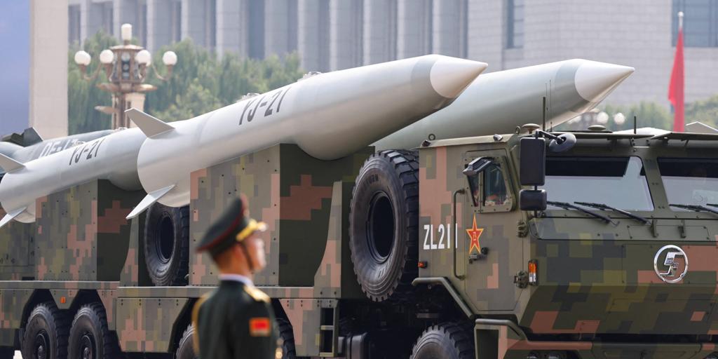 China exhibe su poderío militar en el desfile de Pekín: armas hipersónicas, drones submarinos y 'lobos robóticos'
