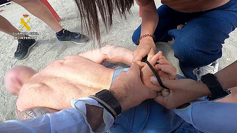 La Guardia Civil ha detenido en la provincia de Málaga a un ciudadano escocés, de 55 años, reclamado por las autoridades de su país por dos delitos de agresión sexual.