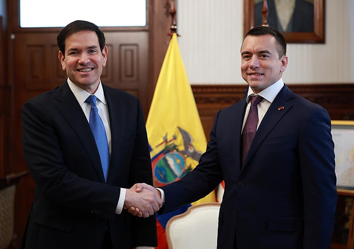 Marco Rubio y Daniel Noboa se saludan este jueves en Quito