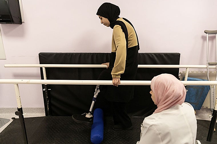 Saja Belata, paciente de Gaza, durante una sesión de rehabilitación en el hospital de MSF