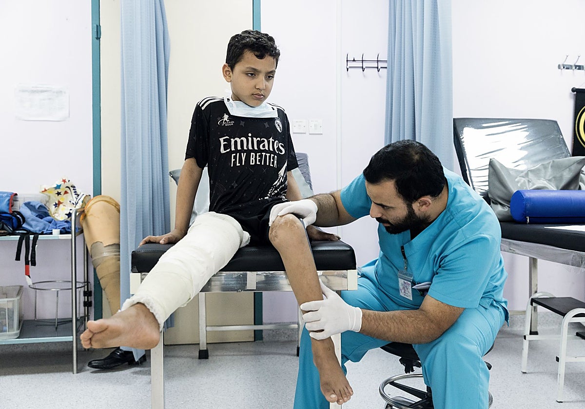 Rami Qattoush, originario de Gaza, junto a su fisioterapeuta Zaid Alqasisi en el hospital de MSF