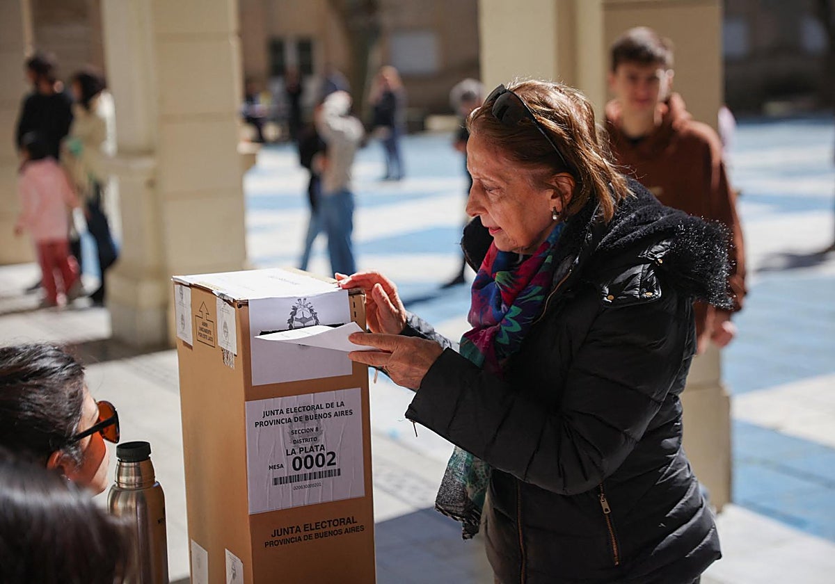 Una mujer deposita su voto en las elecciones de la provincia de Buenos Aires