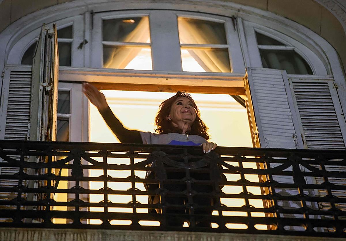 Cristina Fernández de Kirchner saluda desde su balcón