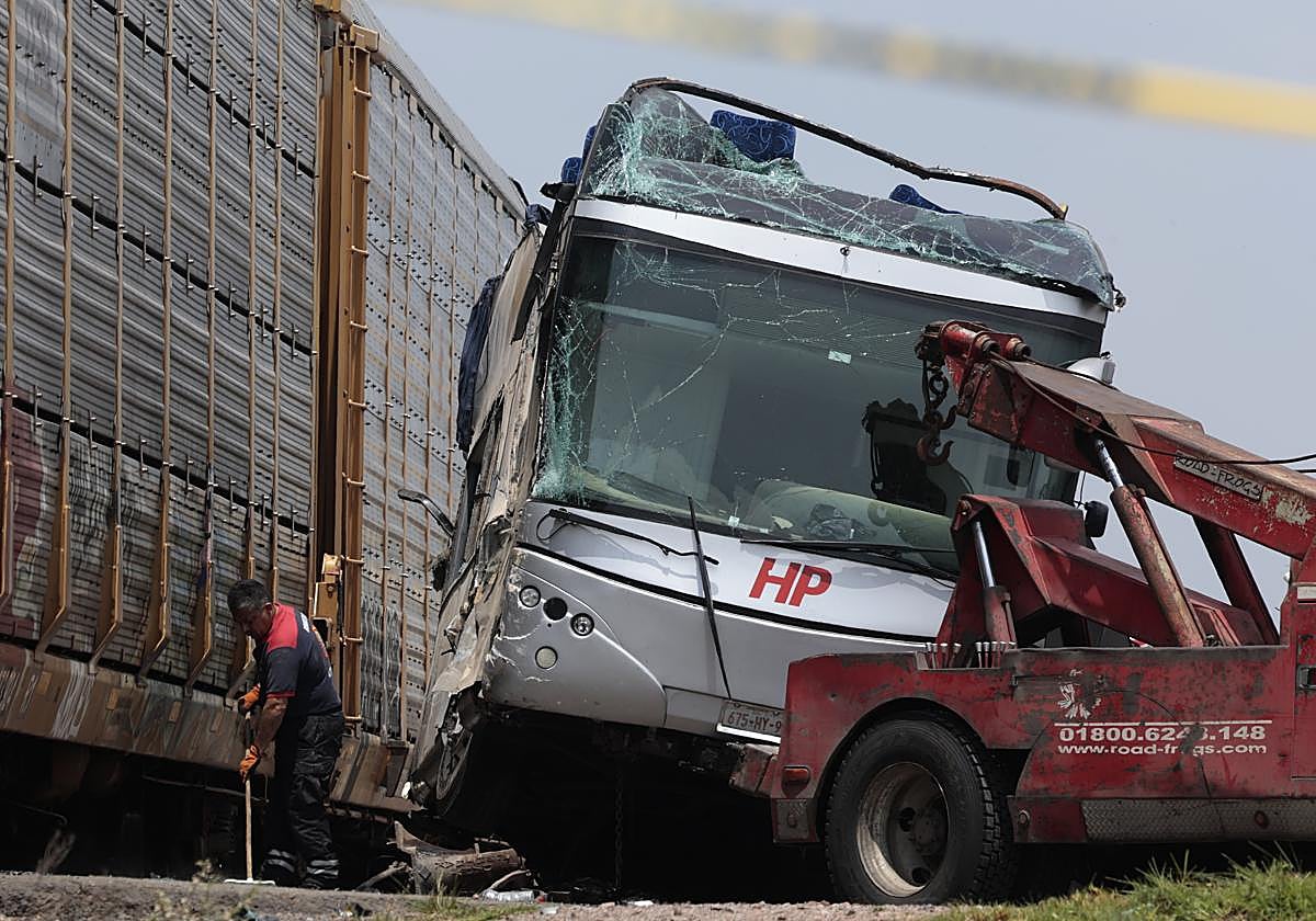 Al menos 10 personas mueren y 60 resultan heridas en el choque entre un tren y un autobús en México