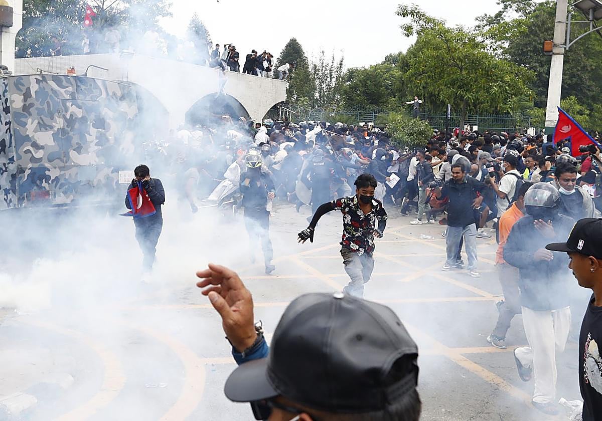 Jóvenes en Nepal salen a protestar contra la corrupción del Gobierno y la prohibición de acceso a las redes sociales