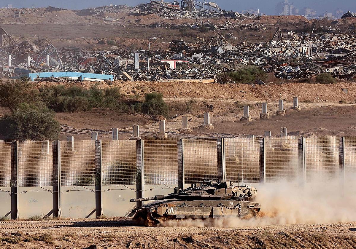 Un carro de combate israelí en el borde de la Franja de Gaza
