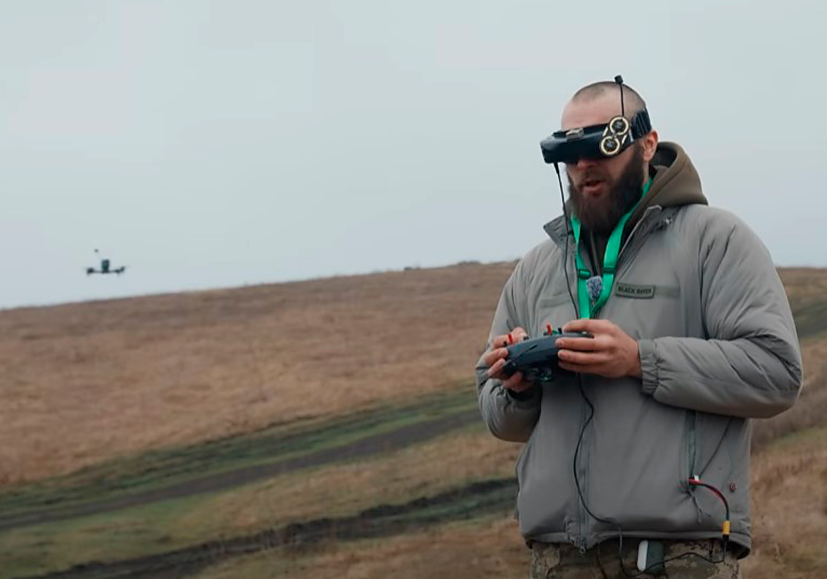 Un operador de drones y robots terrestres de la Brigada 93