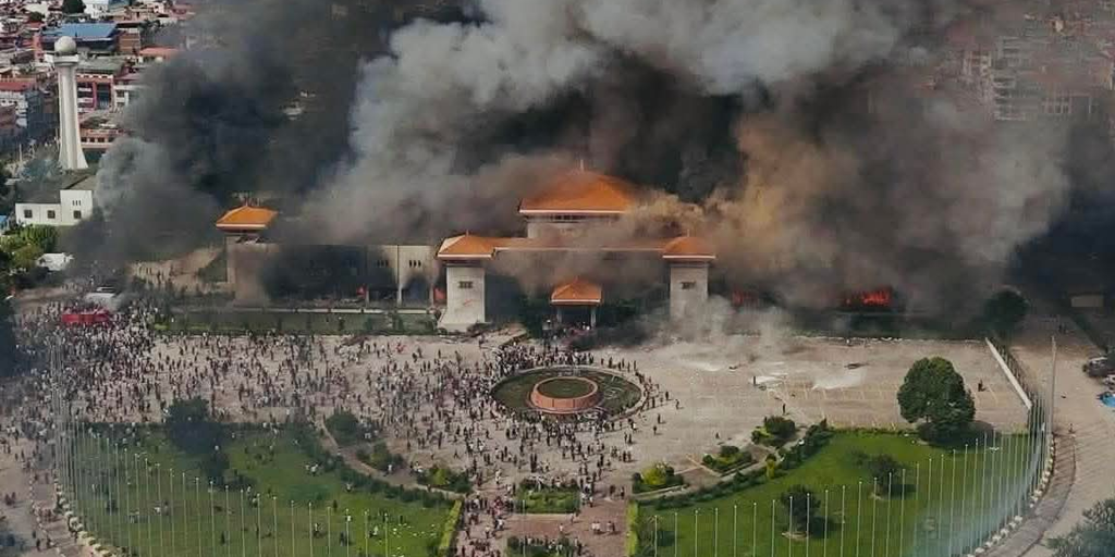 Nepal: Primer ministro dimite tras protestas y quema del Parlamento