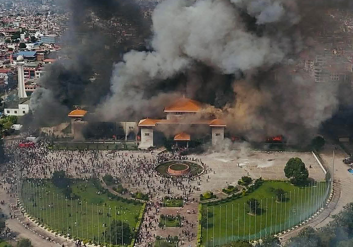 El Parlamento de Nepal después de que unos manifestantes le prendieran fuego.