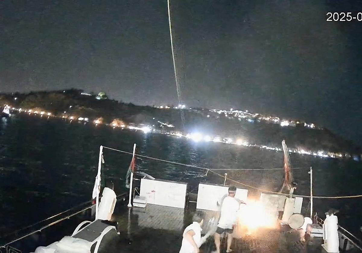 Tripulantes apagando un incendio que afectó a Alma, un barco de la Flotilla Global Sumud (GSF), en aguas tunecinas