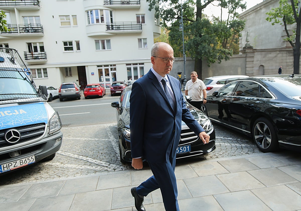 El encargado de negocios de Rusia en Polonia, Andrei Ordasz, se dirige al Ministerio de Asuntos Exteriores polaco