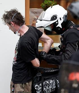 Imagen secundaria 2 - La jornada de protestas en Francia se ha saldado con violencia y casi 300 detenidos en todo el país