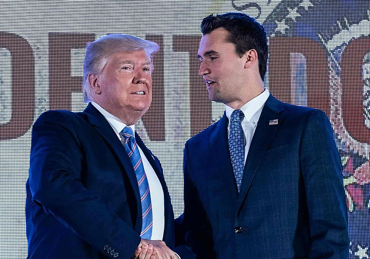 El activista pro-Trump, Charlie Kirk, con una gorra del movimiento MAGA