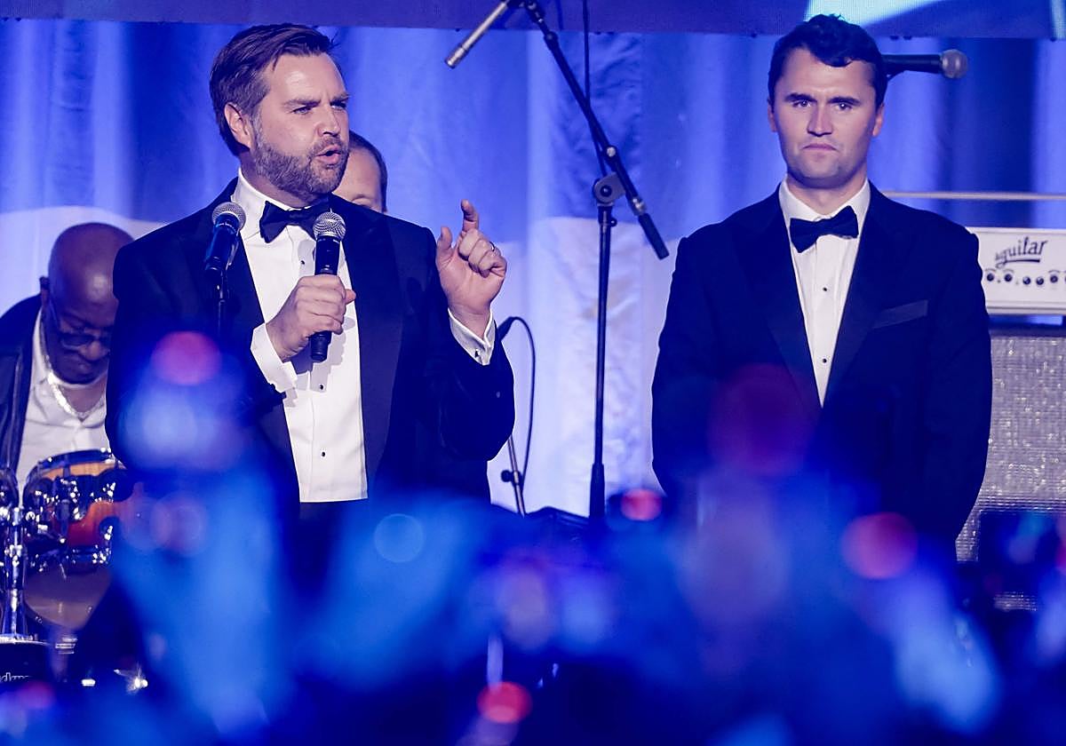 JD Vance, a la izquierda, junto a Charlie Kirk, a la derecha.