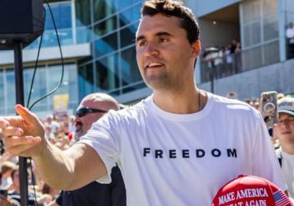 Charlie Kirk durante el mitin de este ,martes, portando una camiseta donde puede leerse la palabra «libertad»