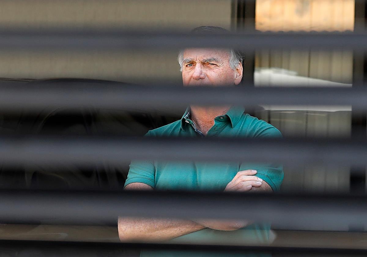 El exmandatario brasileño Jair Bolsonaro desde el garaje de su vivienda en Brasilia