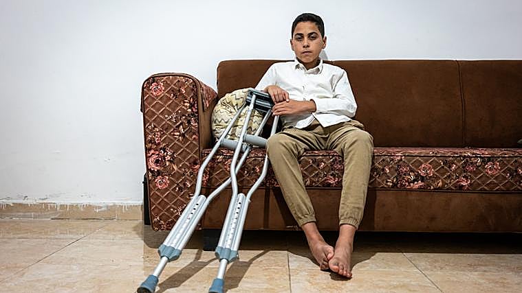 Youssef apenas puede moverse. Tiene rotas las piernas y una bolsa en el abdomen. Sufrió heridas graves en un bombardeo sobre Ciudad de Gaza.