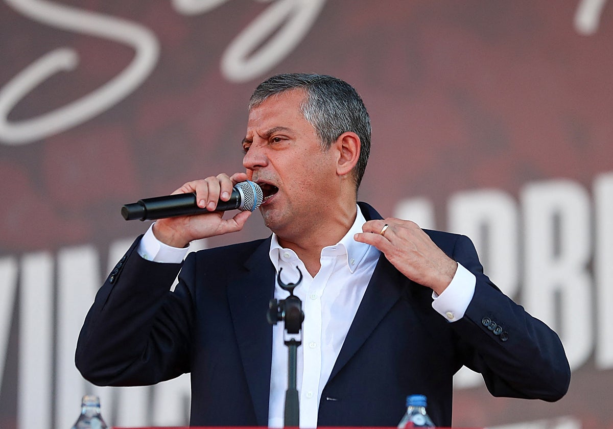 El líder del principal partido de oposición, el Partido Republicano del Pueblo (CHP), Özgür Özel, se dirige a sus seguidores durante un mitin