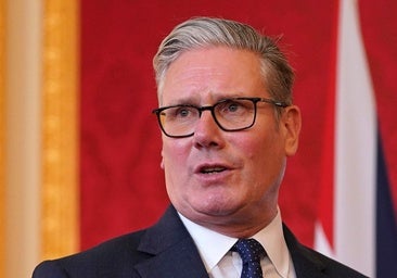 El liderazgo de Keir Starmer se tambalea en medio de rebeliones internas y escándalos políticos