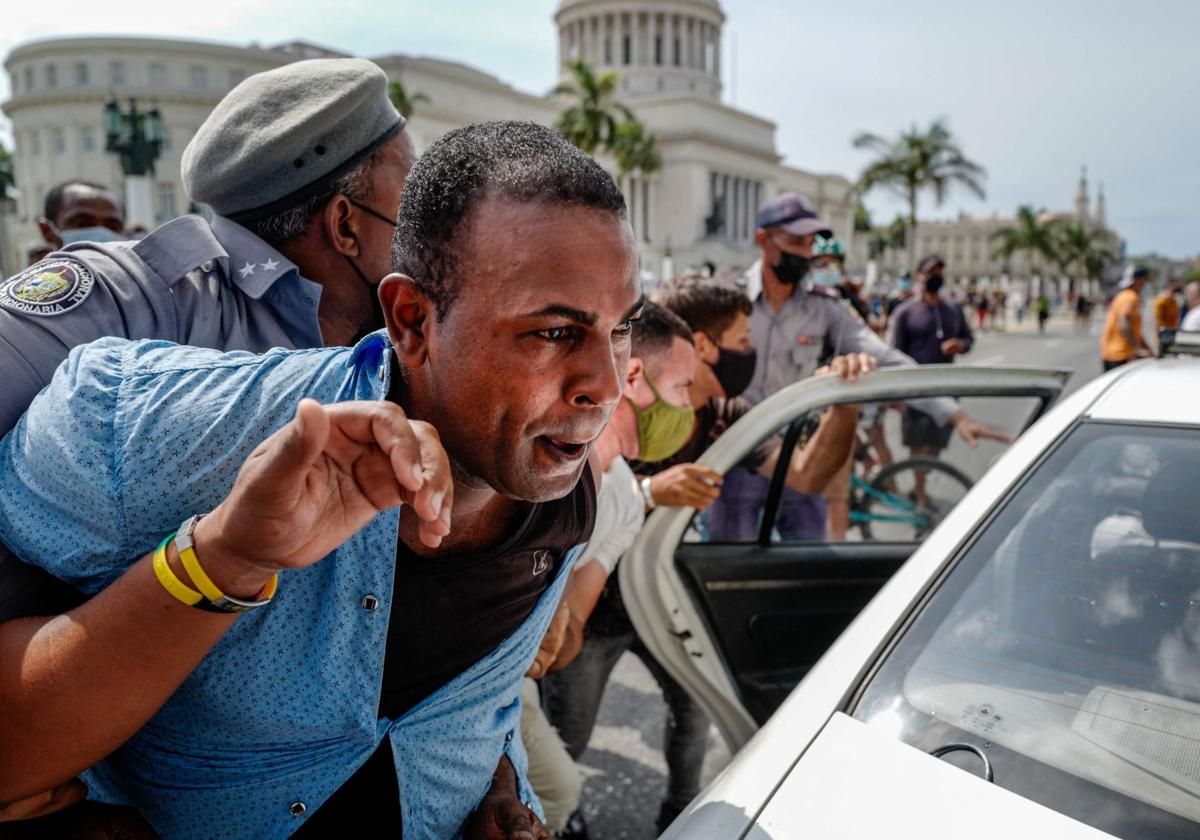 Un hombre es arrestado durante una manifestación contra el gobierno del presidente cubano Miguel Díaz-Canel en La Habana