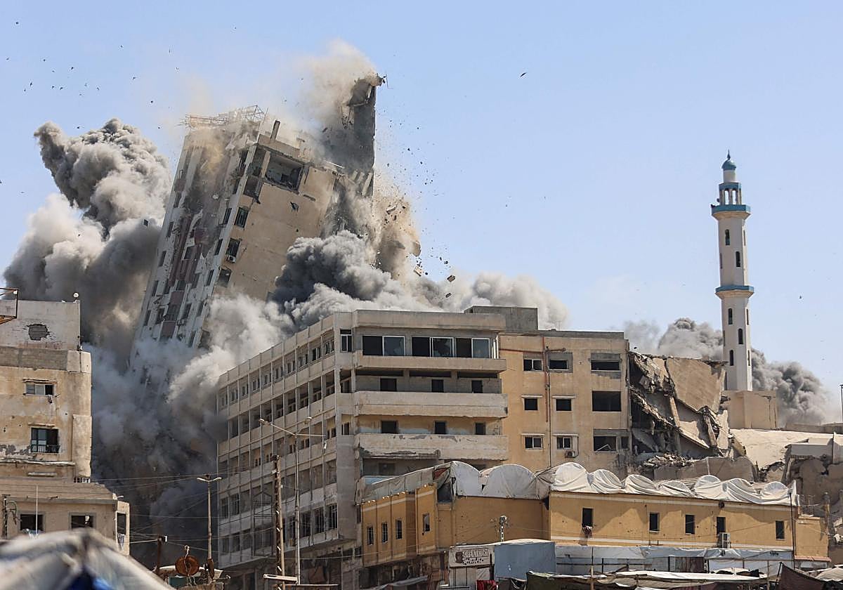 Derrumbe de un edificio en la Ciudad de Gaza tras un bombardeo israelí