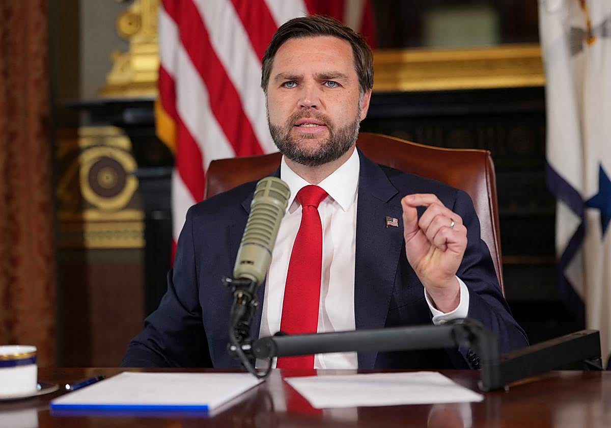 El vicepresidente de Estados Unidos, JD Vance, presentando el programa de homenaje a Charlie Kirk