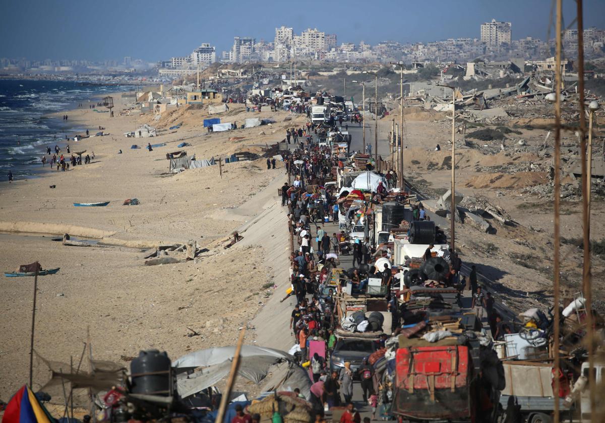 Cientos de palestinos abandonan Gaza con sus pertenencias.