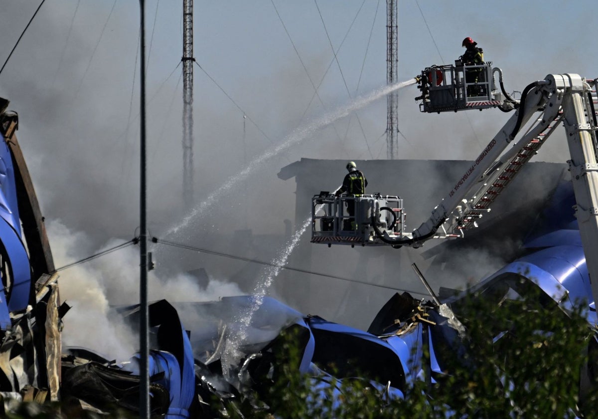 Los bomberos apagan un incendio en un supermercado de la región de Kiev tras un ataque ruso