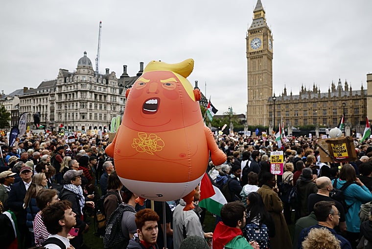 Un globo 'Baby Trump' se alza durante la manifestación